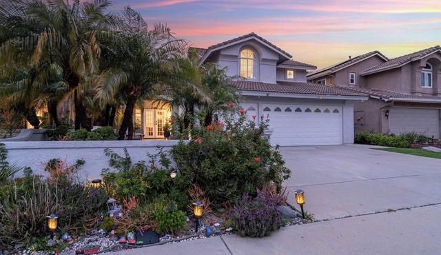 Upgraded 4BR Home w/Hot Tub, Gym & Great Backyard Close to Beaches