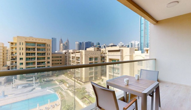 Upgraded Chic 2 Bed l Pool View l Pool, Gym Access