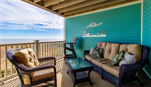 Upgraded for 2026 Huge Deck, Full-Size Pool, Beach Front, Linens Included