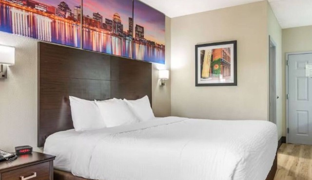 Upgraded King Bed Room Near Wetherby Park | Free Parking & Pool Access!