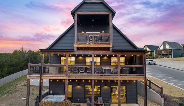 Upgraded Premium Stay with Private Hot Tub, Lake View, Game Room, Free Tickets & Cmty Pool