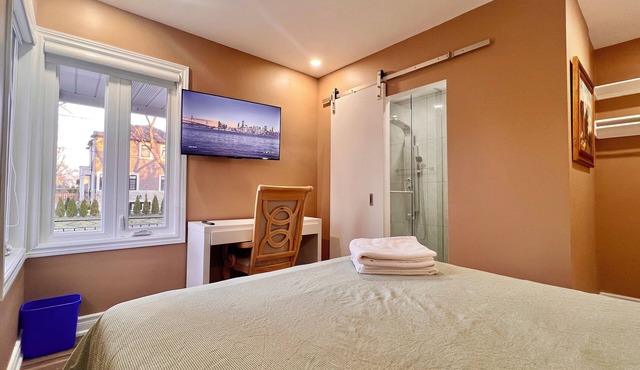 Upgraded Rooms with Bath 7-min to Subway Near Downsview Rogers Stadium