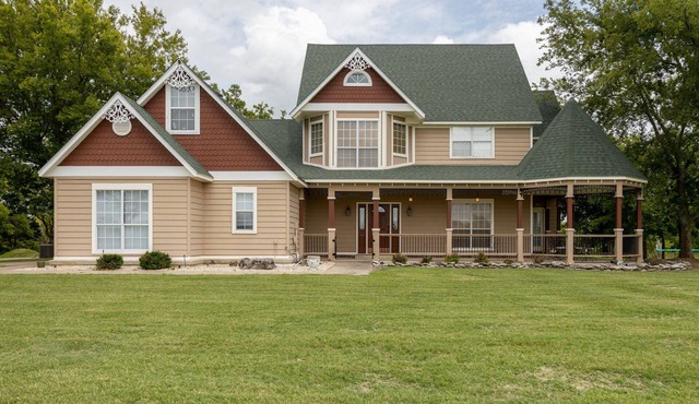 Upland Hills Manor In Beautiful Country Setting!