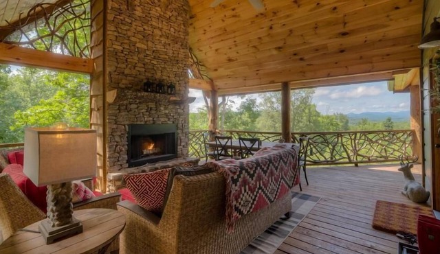 Uplifting- Incredible Views, Close to Town, Game Room Fun