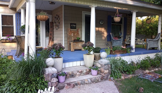 UPPER 3 rm. studio B&B steps from beach & farm markt/shop'g.; dogs ok w/fee.