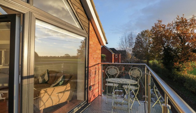 UPPER ANNEX, pet friendly in Quemerford