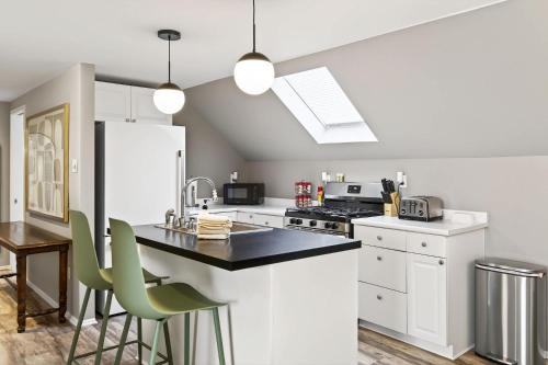 Upper Apt 5 Min to Holiday Valley 2 King Beds