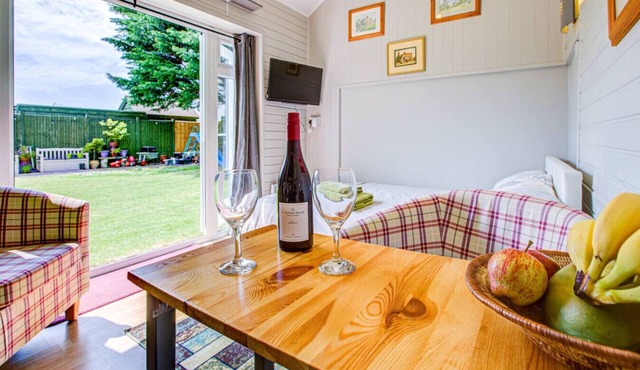 Upper Beeding Retreat: Cozy Self-Contained Garden Studio