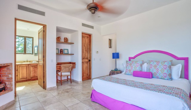 Upper Cascada: Ocean view suite with indoor/outdoor showers