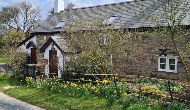 Upper Castlewright Cottage - spectacular views, historic gateway to Wales