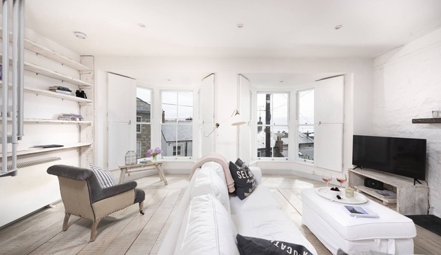 Upper Chandlers Cottage - Sea Views & Wi-Fi