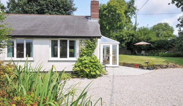 UPPER COURT COTTAGE, pet friendly in Wainhouse Corner