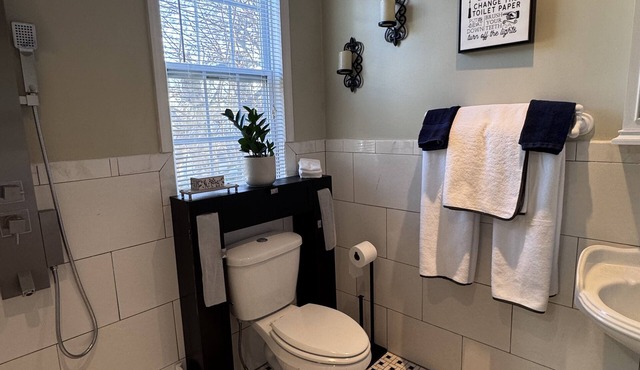 Upper Darby Studio Apartment w/WiFi, AC and a Private Deck.