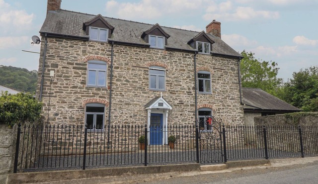 UPPER DOLARDDYN, pet friendly, with open fire in Castle Caereinion