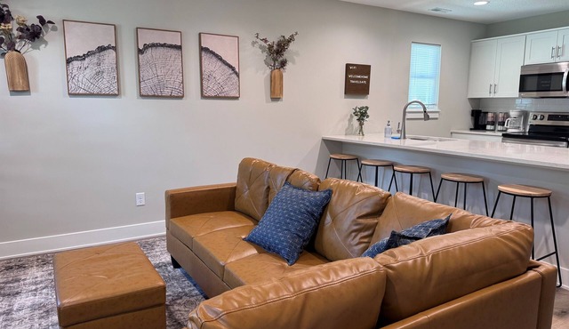 Upper Fort Flat - Sleep 8 with Balcony Views