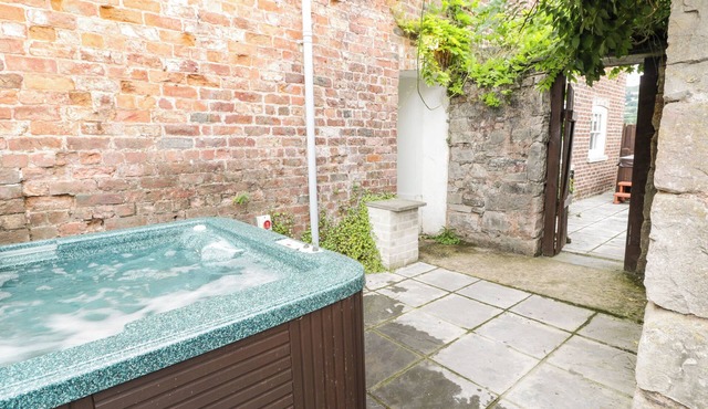 UPPER GARDENER'S COTTAGE, pet friendly, with hot tub in Denbigh