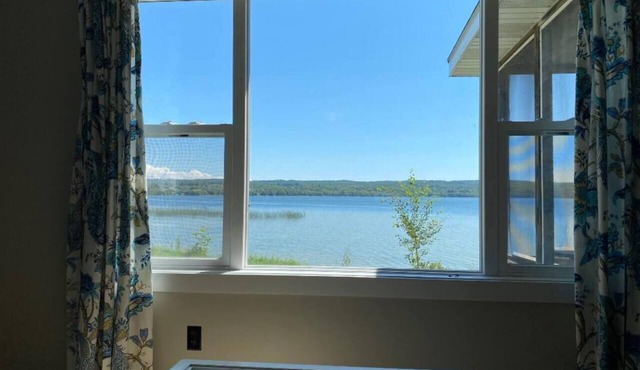Upper Herring Lakefront Cottage #1, AC, Newly Remodeled, SUPs, Kayaks, Rowboats