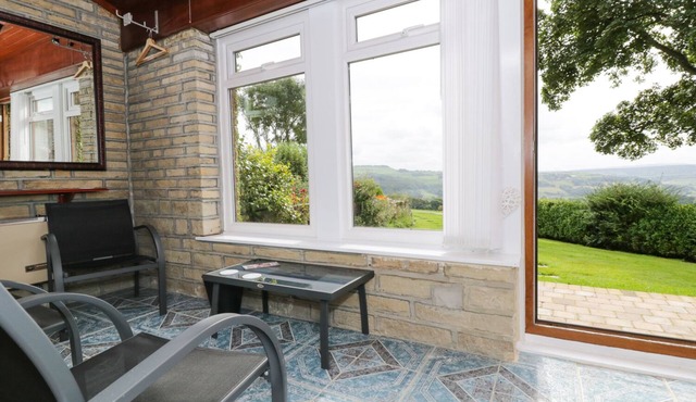 UPPER HIGHLEES FARM, pet friendly, with open fire in Luddenden