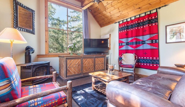 Upper Hollow Pines Cottage-Walking Distance to Sundance Resort