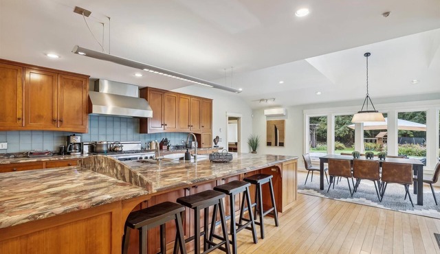 Upper Hollow Road: 4 br, fireplace, firepit, summer pool, a/c!