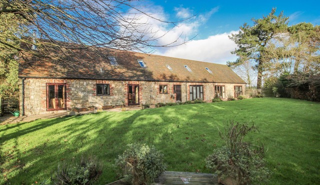 UPPER HOME FARM, pet friendly, with pool in Cardington