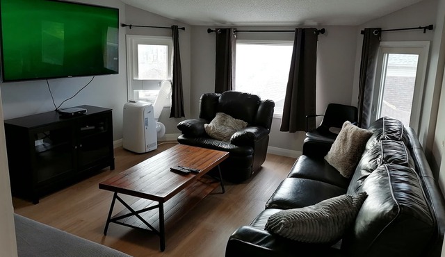 Upper Level 2bedroom unit, close drive to downtown