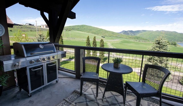 Upper Level. Amazing Mountain Views. Exposed Wooden Beams. EW103