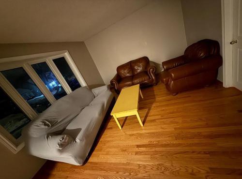 Upper Level Cheap Room For 3 People- 24 Hrs Checkin-Walking to Bus,Grocery, Plaza