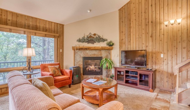 Upper-Level Condo with Mt. Bachelor Village Hot Tub, Pool Access!