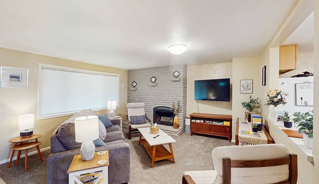 Upper level of duplex with a large deck & mountain view - dog friendly for 1 dog