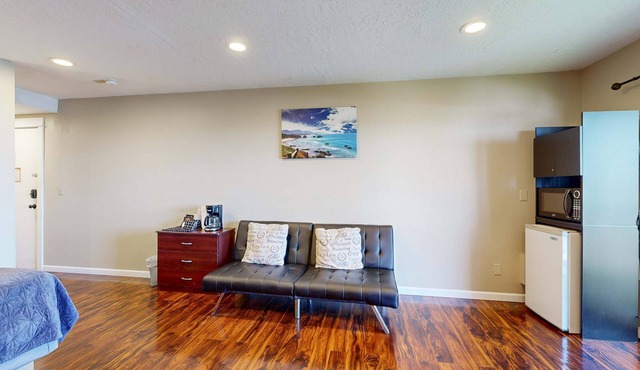 Upper-Level Studio, WiFi, Close to Beach Access - Dogs Welcome