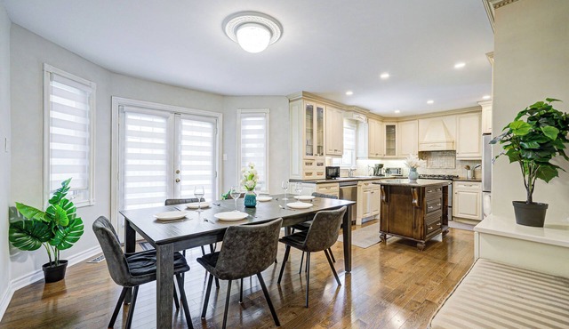 Upper-Level Stylish Classic House in RH