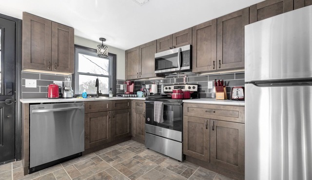 "Upper Magnolia": Renovated 2BR Apt off I-40, King Bed, 2 Queen + Kids Amenities