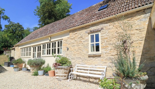 UPPER MILL BARN, family friendly, with a garden in Coln St Aldwyns