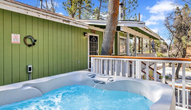 Upper Moonridge Chalet: 2BR/2BA, Private Hot Tub, Wood Fireplace & WiFi