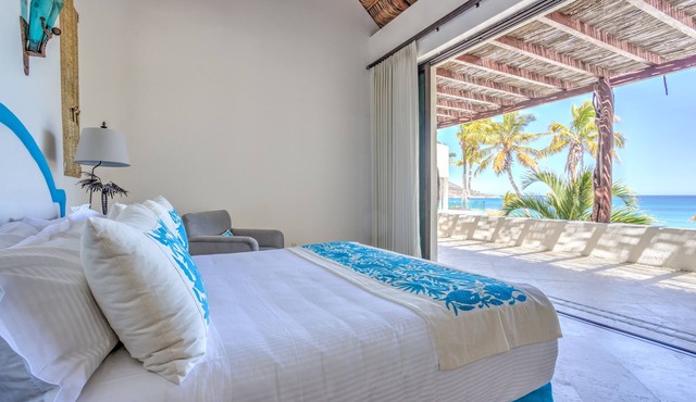 Upper Palmilla: Oceanfront room with pivate balconi