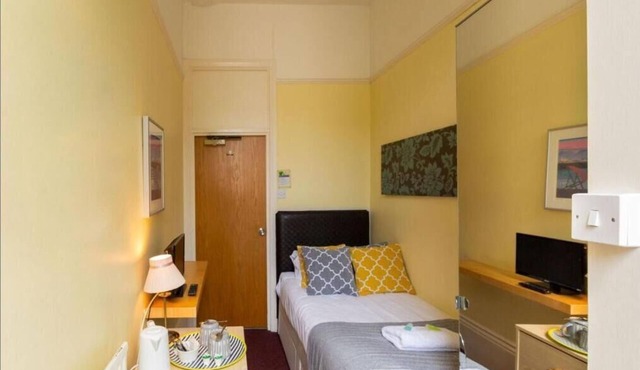 Upper Rock 5 - single room with shared bathroom