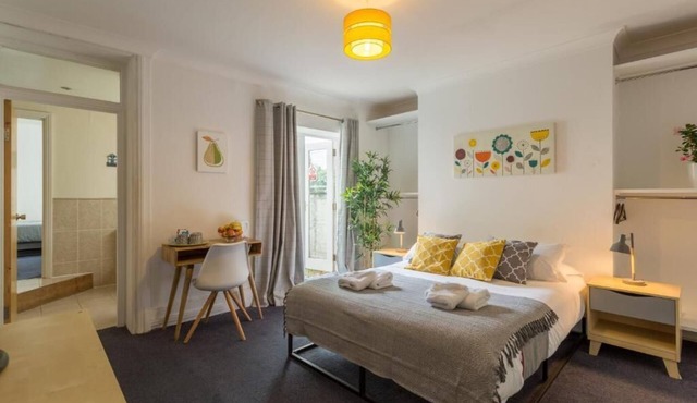 Upper Rock B2 - family room en-suite