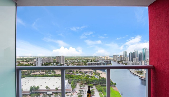 Upper studio w/Balcony|Pool+ Gym+ Near Beach