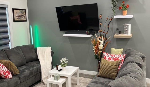 Upper Suite Family Haven - 6 minutes drive from the Airport, Close to Everything