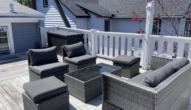 Upper TwoBedroom Close to Everything/Schools/Restaurants
