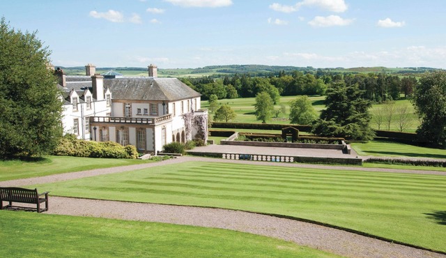 UPPER WEST WING FLAT - TARVIT, family friendly in Cupar, Fife