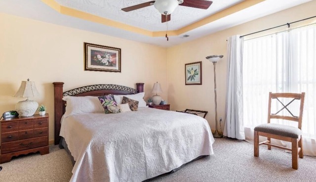 Upscale 1 STORY 3 Bd 2 Ba on BOURBON TRAIL Close to Town 4 Beds/3 XL Beds + Q/S