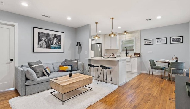 Upscale 1948 Vintage North Loop Bungalow