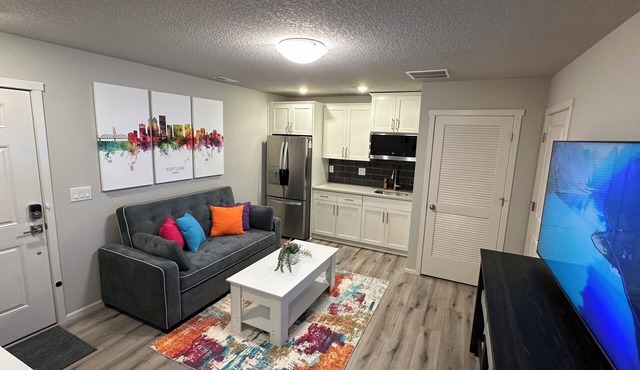 Upscale 1B/1B, Kitchenette, Laundry, Ring, EV Charger, Close to I-5, Shopping.