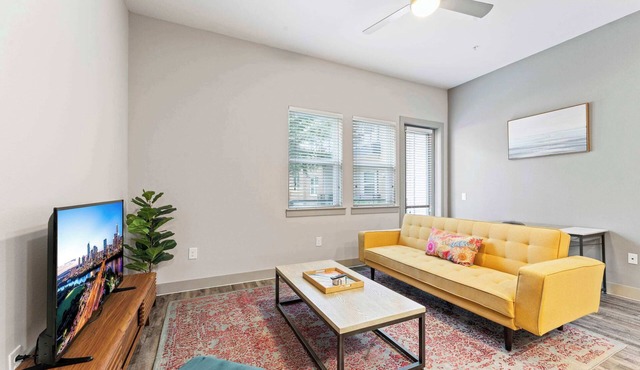 Upscale 1BR luxe suite close to Downtown w/fast WiFi