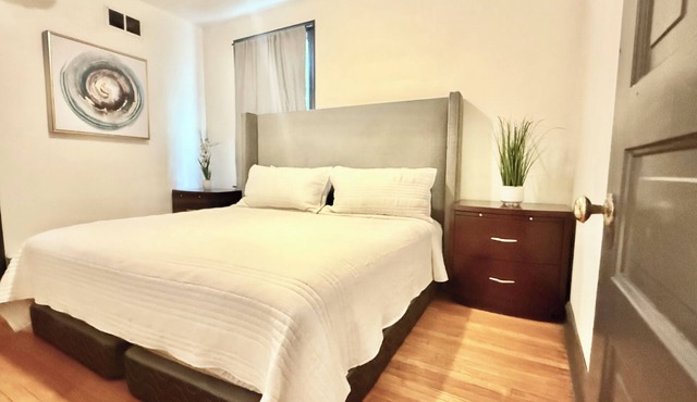 Upscale 1BR -Near Midway Airport - Free Parking & Fast CTA Access