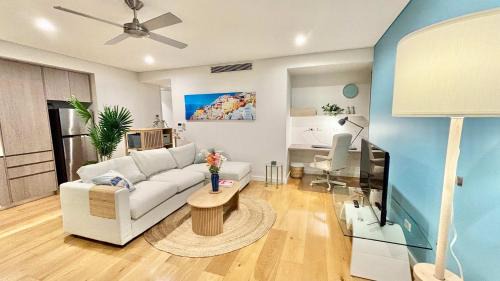 Upscale 1BR next Bondi Westfield & Trains with secure parking