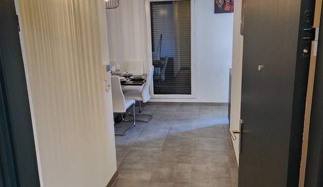 Upscale 2-bathroom apartment