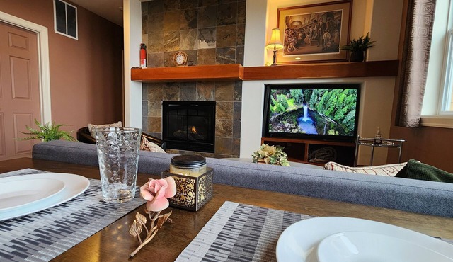 Upscale 2-bedroom Daylight Apartment in Springfield